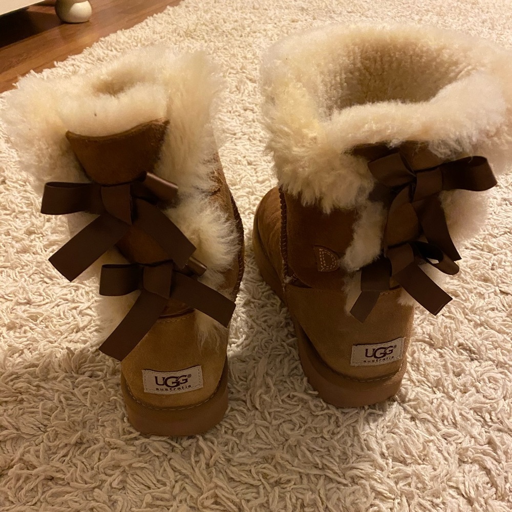 bailey bow ugg - size 8
